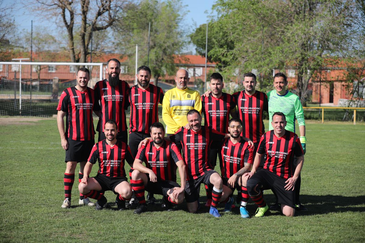 ¡Enhorabuena  Les Paul Rockers! Este es el equipo campeón de la 3a.div. de la #LigaEmpresas @GrupoRecoletas de la <a href="/ESFundacion/">Fundación Eusebio Sacristán</a> que se juega en #Mojados! Se impuso a Mesón Arandino (8-2) en un partido como siempre de #juegoLimpio #fútbolLimpio 
📷 <a href="/rubenortegafoto/">Rubén Ortega Fotógrafo</a>