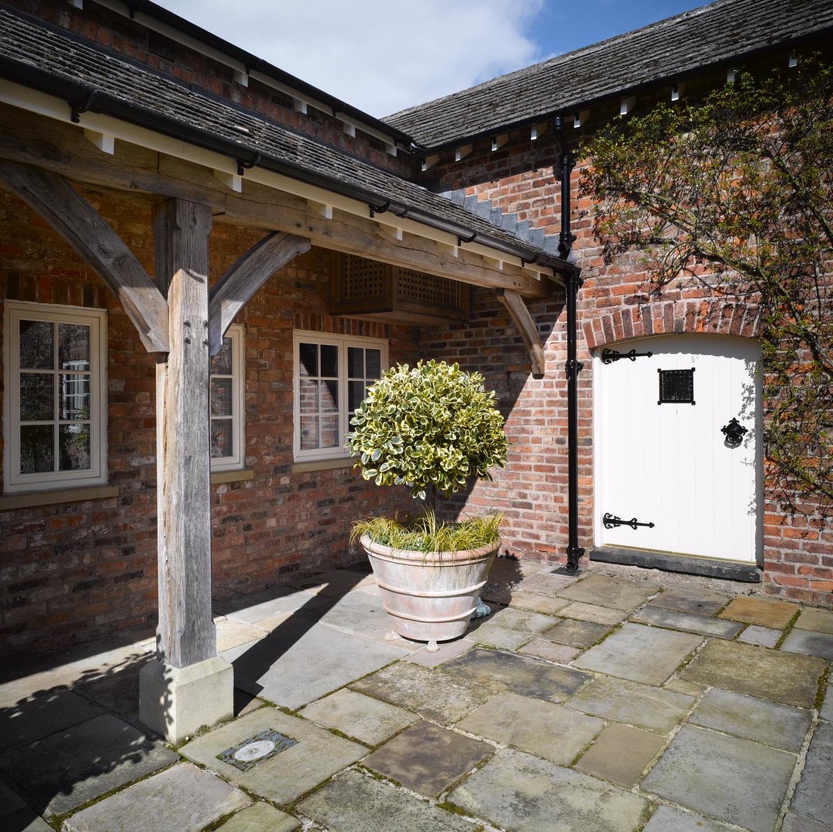 JackBadgerLtd's tweet photo. This wooden oak lean-to helps to make the most of the beautiful outdoor space, especially when the sun is out and shining.

#leanto #porch #carpentry #joinery #garden #gardeninspiration #homeinspo https://t.co/UqQ7u03hPw