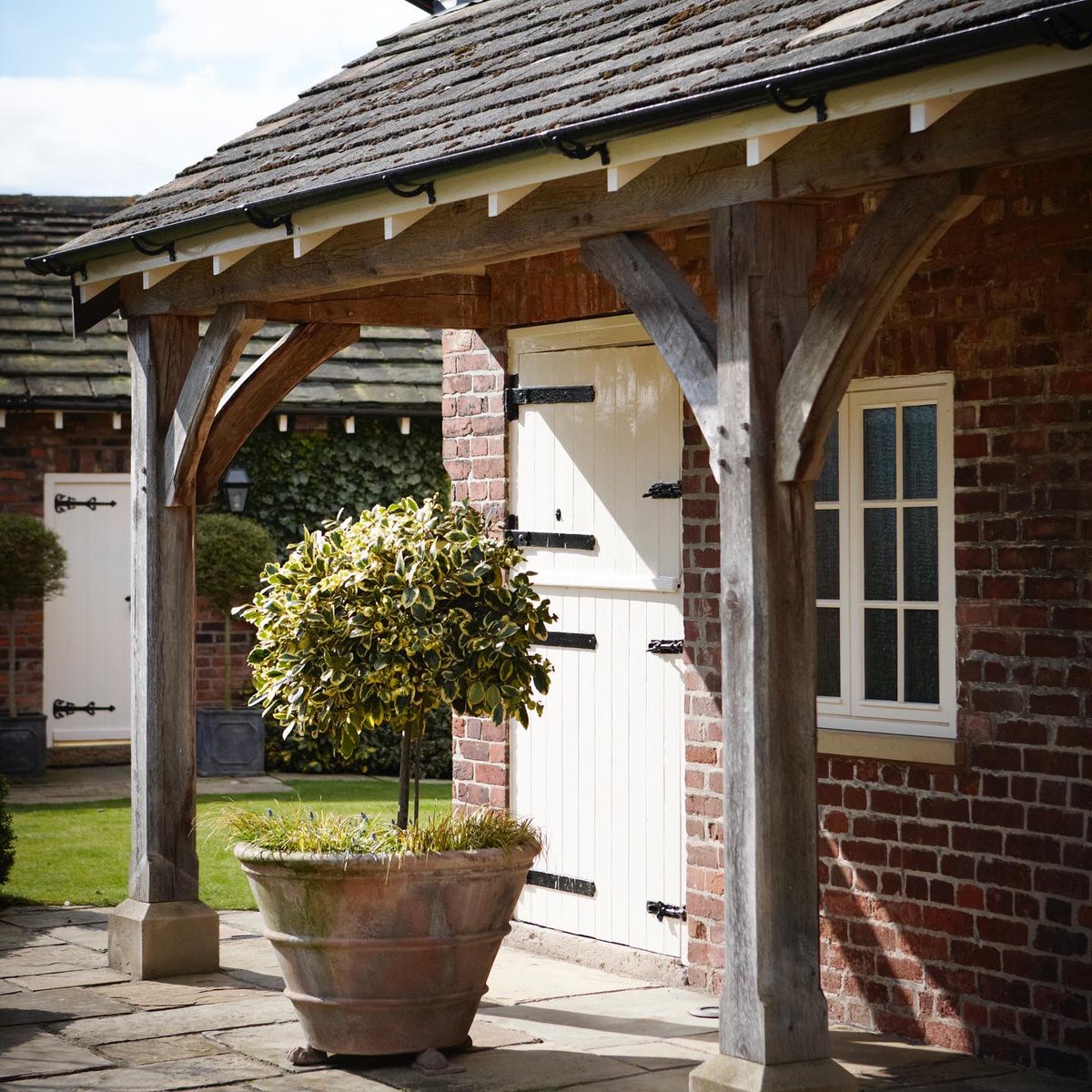JackBadgerLtd's tweet photo. This wooden oak lean-to helps to make the most of the beautiful outdoor space, especially when the sun is out and shining.

#leanto #porch #carpentry #joinery #garden #gardeninspiration #homeinspo https://t.co/UqQ7u03hPw