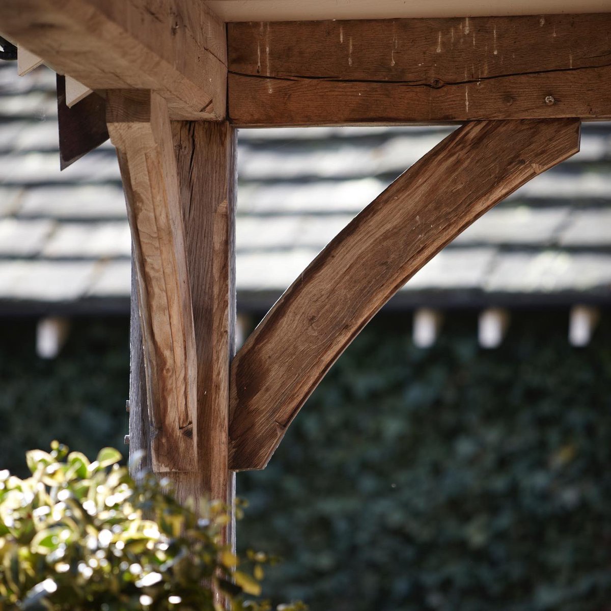 JackBadgerLtd's tweet photo. This wooden oak lean-to helps to make the most of the beautiful outdoor space, especially when the sun is out and shining.

#leanto #porch #carpentry #joinery #garden #gardeninspiration #homeinspo https://t.co/UqQ7u03hPw