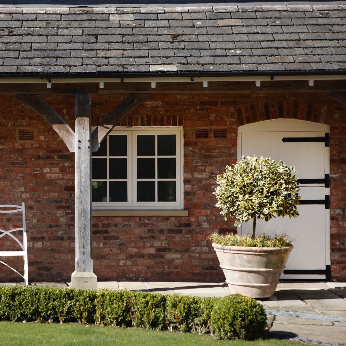 JackBadgerLtd's tweet photo. This wooden oak lean-to helps to make the most of the beautiful outdoor space, especially when the sun is out and shining.

#leanto #porch #carpentry #joinery #garden #gardeninspiration #homeinspo https://t.co/UqQ7u03hPw