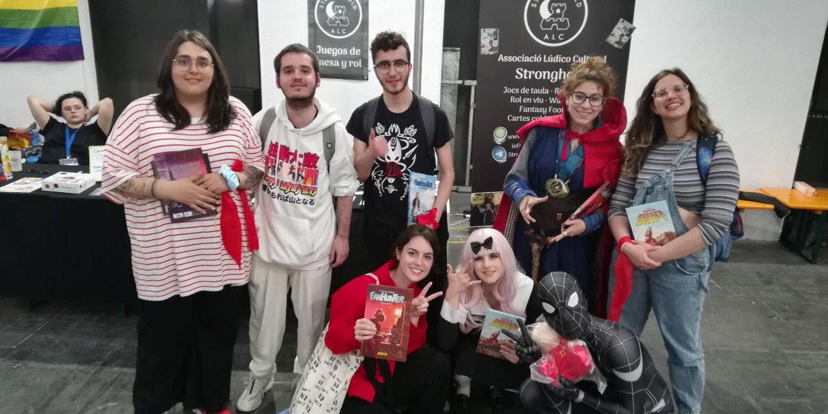 ALC_Stronghold's tweet photo. Ahir vem tenir PARTIDAZA de #HumansVSZombies al @COMIC_bcn amb una 50ena de participants! Foto de les finalistes, l'última humana viva i un spider-zombi que va arrasar amb tot! 🧟
L'any vinent més i millor!
Gràcies a @fanhunterworld i @celspinol per patrocinar-ho 💚 https://t.co/uuROXHXGIg