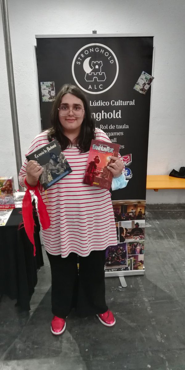 ALC_Stronghold's tweet photo. Ahir vem tenir PARTIDAZA de #HumansVSZombies al @COMIC_bcn amb una 50ena de participants! Foto de les finalistes, l'última humana viva i un spider-zombi que va arrasar amb tot! 🧟
L'any vinent més i millor!
Gràcies a @fanhunterworld i @celspinol per patrocinar-ho 💚 https://t.co/uuROXHXGIg