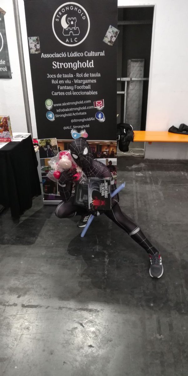 ALC_Stronghold's tweet photo. Ahir vem tenir PARTIDAZA de #HumansVSZombies al @COMIC_bcn amb una 50ena de participants! Foto de les finalistes, l'última humana viva i un spider-zombi que va arrasar amb tot! 🧟
L'any vinent més i millor!
Gràcies a @fanhunterworld i @celspinol per patrocinar-ho 💚 https://t.co/uuROXHXGIg