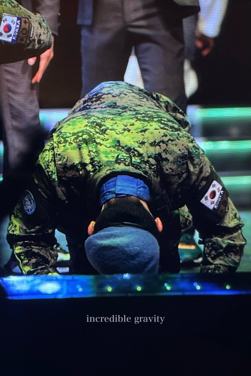 incravity's tweet photo. 220508 블루헬멧: 메이사의 노래

휘명부대 이정혁 상사 역을 맡았던
인투잇의 인표🧚🏻‍♂️가 관객 여러분들께
그동안 정말 감사했다고 큰절 올려요 🙇🏻‍♂️

인표정혁 사랑해 주셔서 감사해요 🥹🤍
#인투잇 #IN2IT #인표 #이인표 #INPYO
#블루헬멧 #메이사의노래 https://t.co/UufgwMm11Z