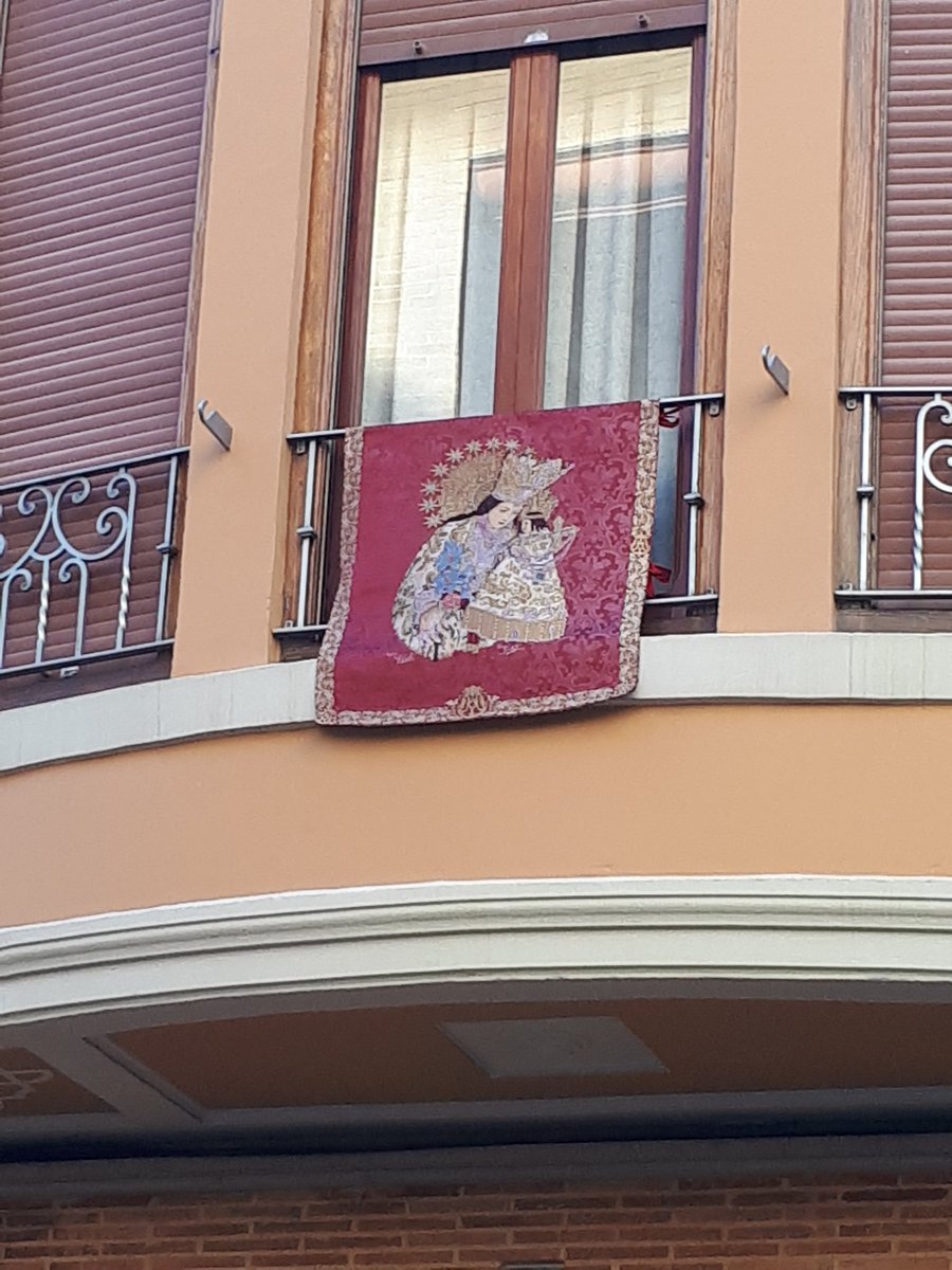 Mare dels Desemparats ajuda'ns a tots, i en especial als valencians, també als llauradors que tan mal ho estan passant. Fes que la taronja, nostre producte,estiga al seu lloc sense dubte i que l'insensatessa de nostres governants no se'ls se'n vaja de les mans. Visca Mare de Dèu!