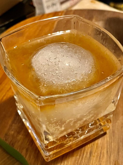 偉そうに自家製ジンジャーエール飲んでる 
