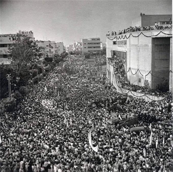 8. Mai 1945. 

Tel Aviv feiert die bedingungslose Kapitulation von Nazi-Deutschland.

#8mai1945 #TagderBefreiung
