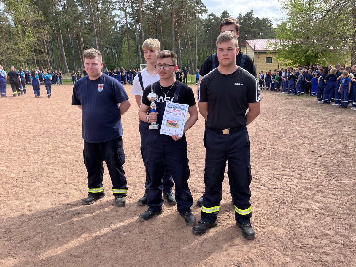 ZicheMichael's tweet photo. ….und so sehen Sieger aus!🏆 Herzlichen Glückwunsch an Arendsee! https://t.co/zOs9t7q421
