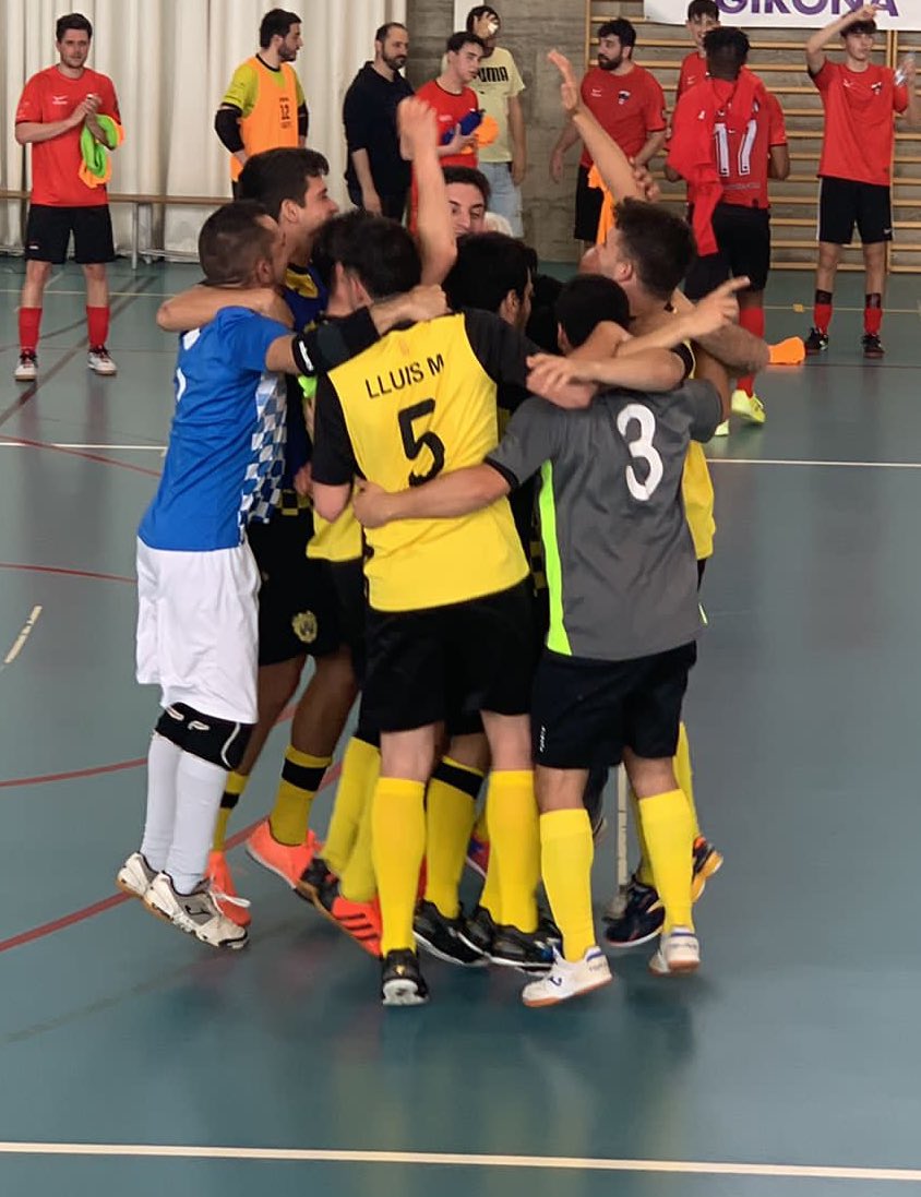 JovesdeVidreres's tweet image. Una de les claus de l’exit de la Santineta. Som una 🍍
CAMP🏆ONS!!! 🖤💛 #assuassuassu