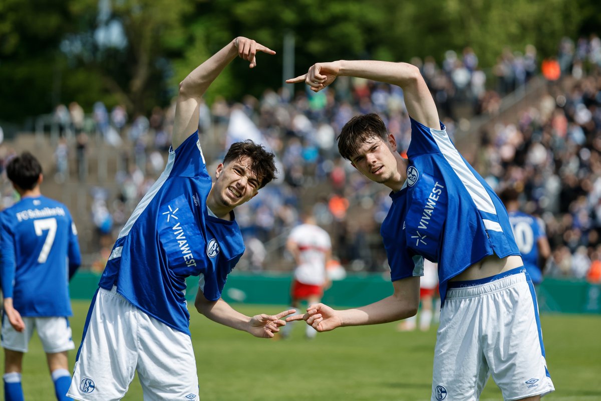 s04_en's tweet photo. Our U17s have just been crowned German champions after defeating VfB Stuttgart on penalties 🏆👏

What a weekend for the club 🙌

#S04 https://t.co/KU0oY8BIVF