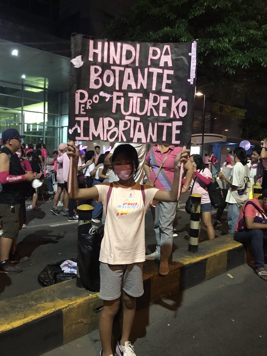 GinangBaskes's tweet photo. Hindi pa botante pero and future ko ang importante. Happy mother’s day Mam @lenirobredo 
#VoteforOurChildren
#MakatiMeetingdeAvance https://t.co/m31uvqnyt5