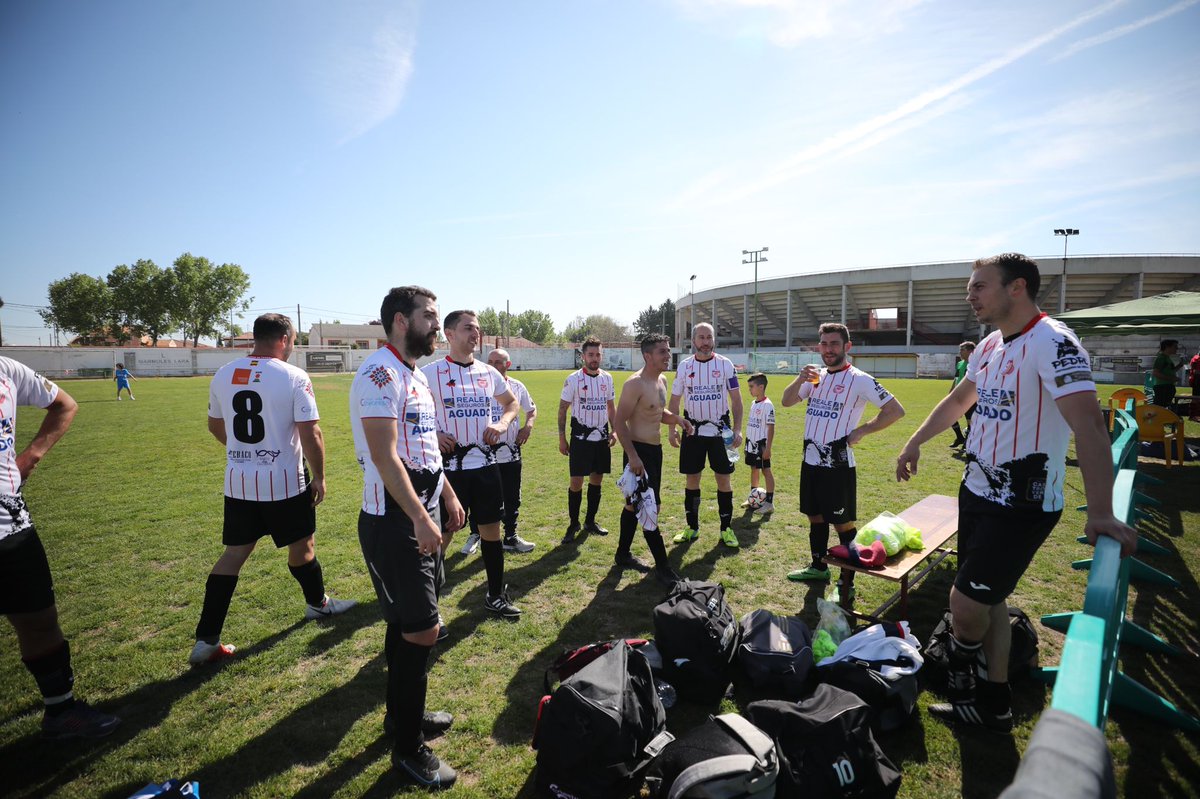 ¡Enhorabuena  Reale Seguros Aguado! Este es el equipo campeón de la 2a.div. de la #LigaEmpresas @GrupoRecoletas de la <a href="/ESFundacion/">Fundación Eusebio Sacristán</a> que se juega en #Mojados! Se impuso a <a href="/aovedouroliva/">AOVE DourOliva</a> (1-6) en un partido como siempre de #juegoLimpio #fútbolLimpio 
📷 <a href="/rubenortegafoto/">Rubén Ortega Fotógrafo</a>