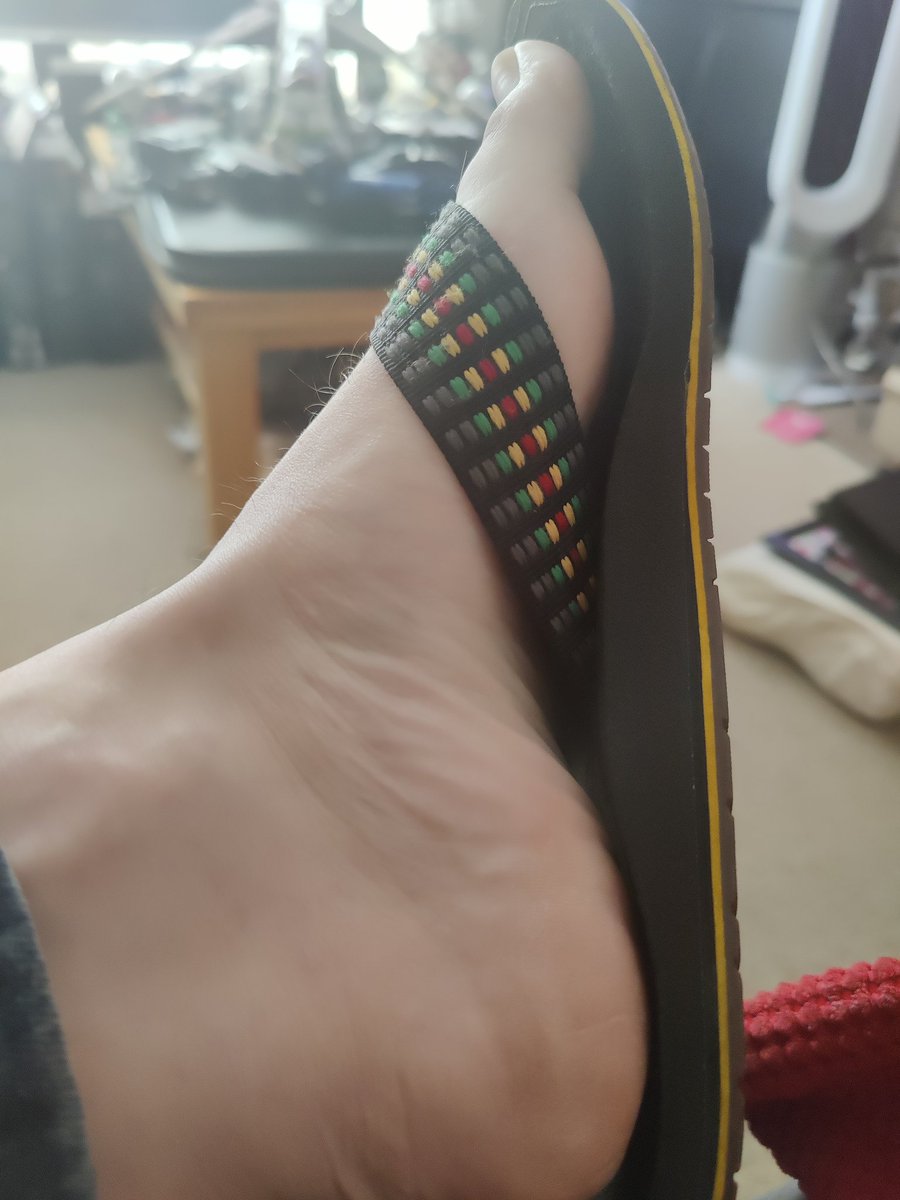 apawvert's tweet photo. Summers here #flipflopweather https://t.co/MN1XwWMR1s