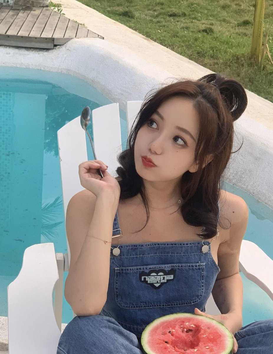 _LoLiTadage's tweet photo. 还有谁像我这么性感 https://t.co/gY276GwWYi