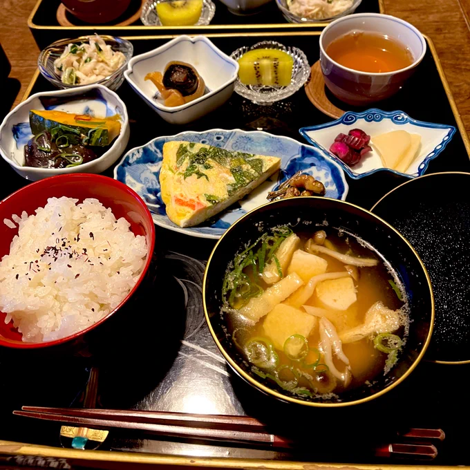 【ハジメのモブおじ修学旅行2日目】
今日食べたものたちと、しおりの最後の思い出ページに書いてもらったやつ 