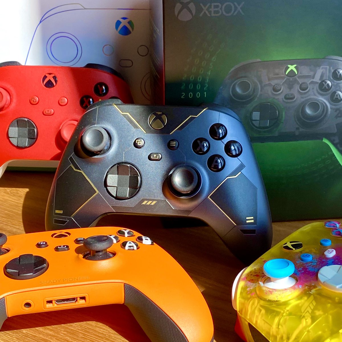 GrumpyGamerKirk's tweet photo. I don’t have as many #Xbox controllers as some here, but the ones I do have are 👌🏼
#Sortofcollecting #Halo #Forza #DesignLabs #PulseRed #20thAnniversary #Unopened https://t.co/Rv7MPbImym