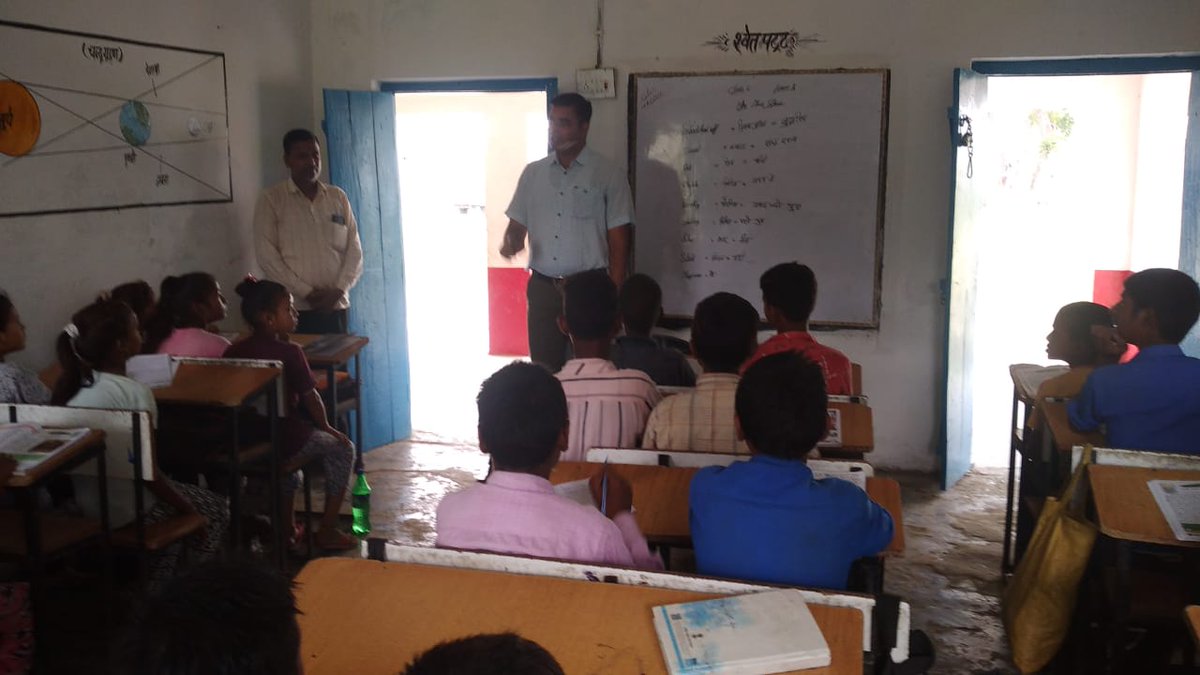 तहसील धौरहरा अंतर्गत संविलियन विद्यालय धौरहरा में मिड डे मील की गुणवत्ता का निरीक्षण और बच्चों से किया संवाद