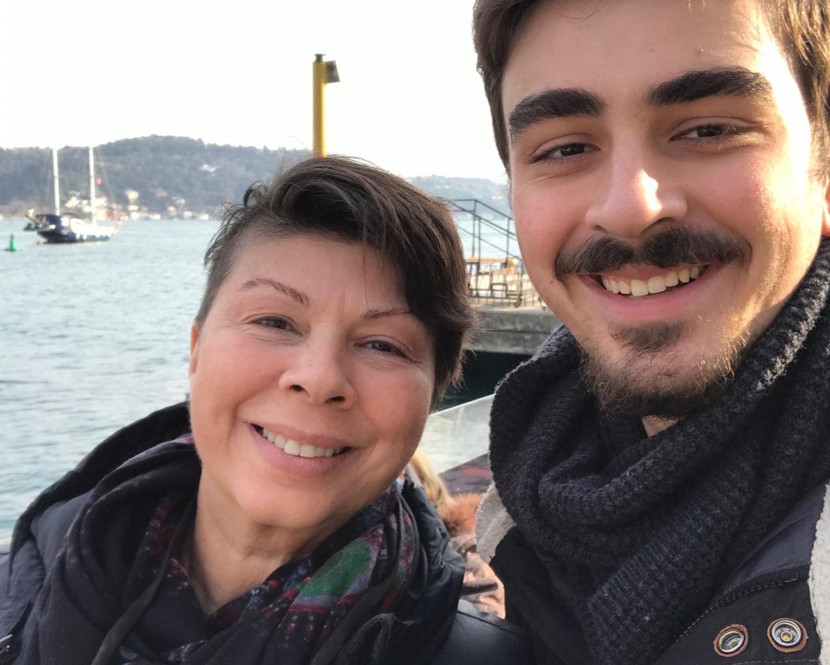 kidegitim's tweet image. Ben bu mecradan anneler günü gönderisi hiç yayımlamadım. Bu ilk...
E, şimdi ne değişti?
Yaşlandım, daha ne olsun? Annemi özledim, oğlumu özledim hem.
Annelik bir his. 
Bir canlıya herhangi bir sebeple annelik etmiş, kadın ve dahi erkek, herkesin anneler gününü kutluyorum.