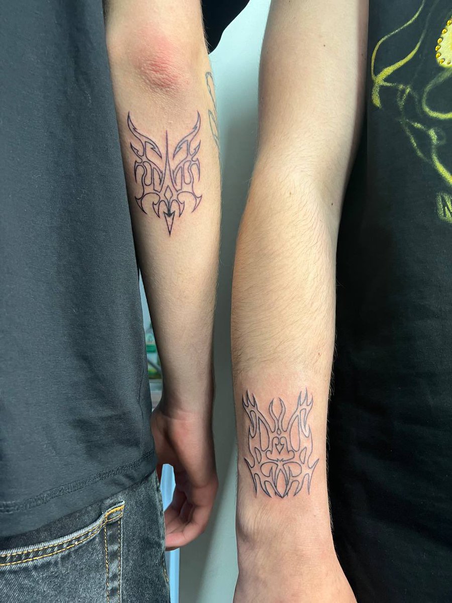 GM #NFTCommunity 
New tattoo of my Tribal Shape Tridents😍

Money for this sketches I donated to my friends in VSU
If you have a possibility to support soldiers, you can buy a file with trident sketch and use it in any uncommercial way

#Ukraineart #tattoo #SaveUkraine #NFTartist