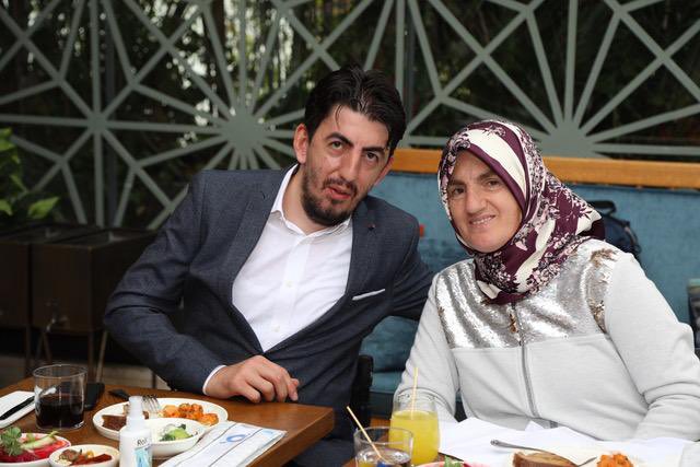 Beni bir şampiyon olarak yetiştirip bu günlere gelmemi sağladın. Sana çok teşekkür ederim annem. Bütün annelerimizin anneler günü kutlu olsun.