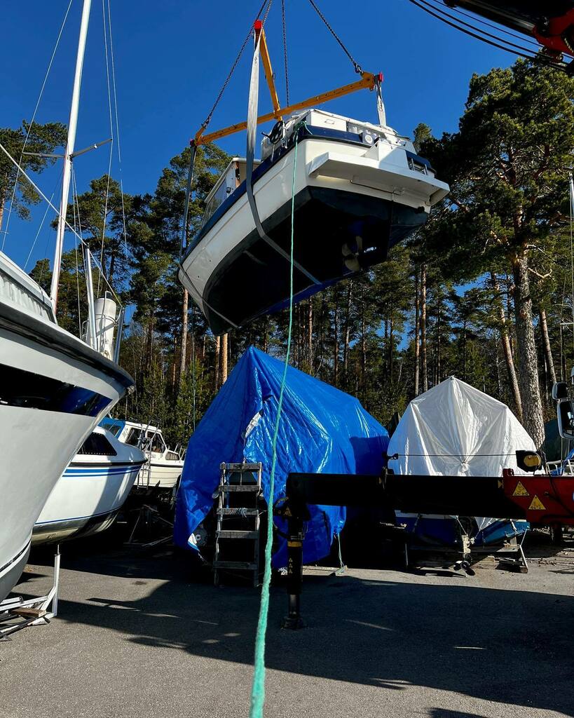 Ehtiihän sitä. 

Lauantaina klo 9.30 merten ojahauki veteen ja 01 sunnuntain puolella sitä oltiin Tallinnan satamassa bailauttamasaa @teollisuusliitto väkeä.

Siirtymä ei tapahtunut omalla veneellä.

Taktinen aluksen vaihto ja takaisin kotiin juhlimaan ä… instagr.am/p/CdSqiEvtEsO/