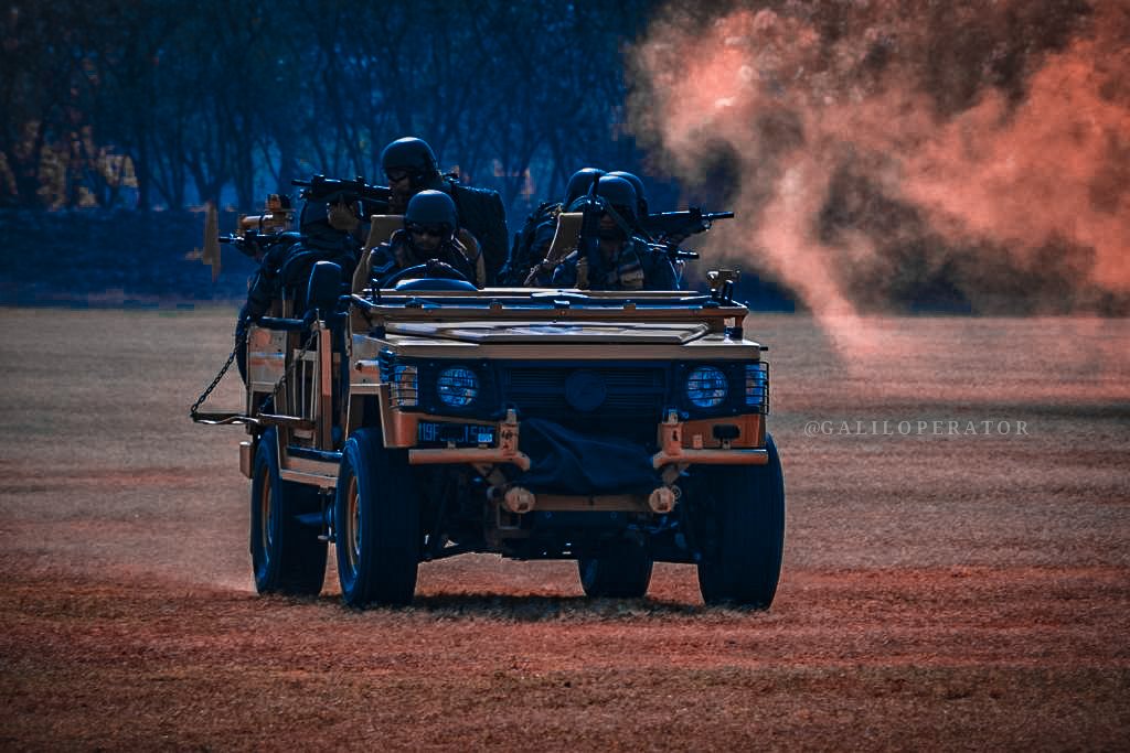 galiloperator's tweet image. Those at the top of the mountain didn&apos;t fall there.
.
In pic;- PARA SF operatives armed with TAR-21.
.
©️ To its respective owner.
#indianarmy #paraspecialforces #specialforces #paracommandos #indianarmycommandos