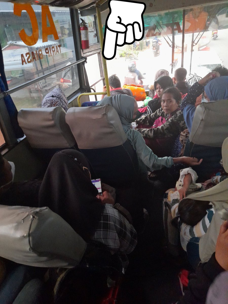 fatihescape's tweet photo. Anak gw nangis di bus 
Kernet : diemin mas nanti ganggu sopir
Gw : "mlongo" lama g naik bus kernetnya makin asem juga

Mualaf https://t.co/Zx8AFXew1b