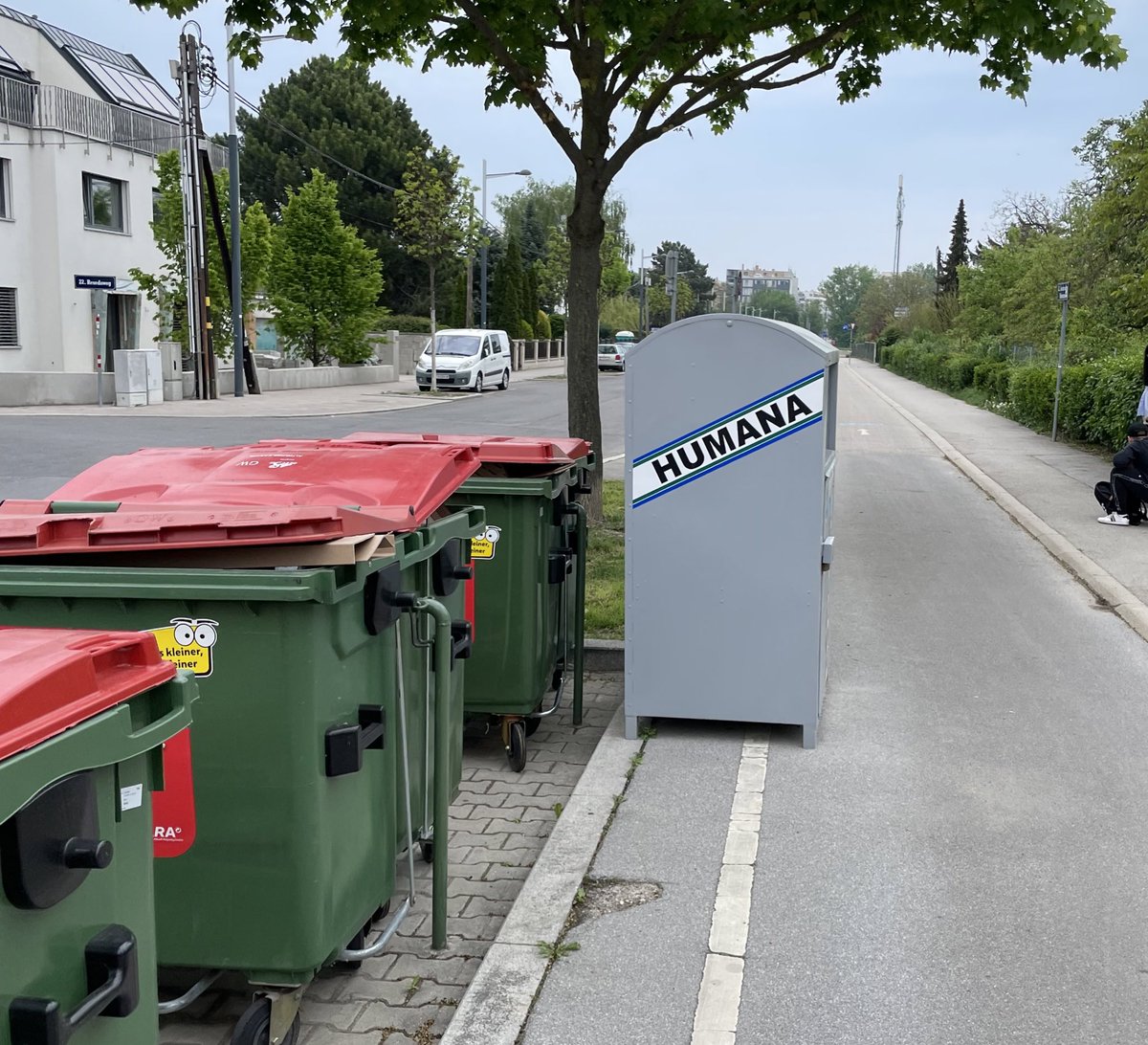 Dieser Container steht seit Wochen in den Radweg hinein. Niemand entfernt ihn, obwohl er ziemlich gefährlich ist. Ob bei einer Autofahrbahn so lange gewartet würde?