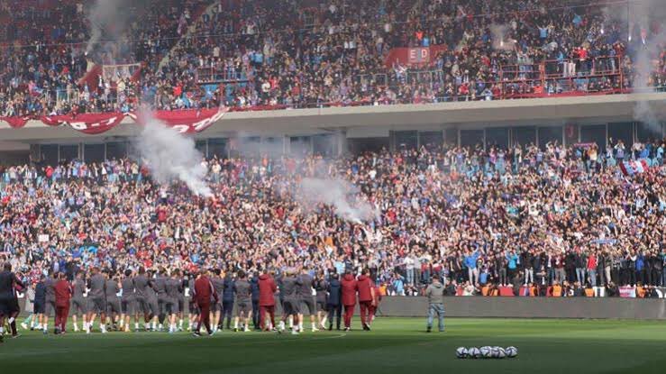biroladnr's tweet photo. #copy #paste #enter   Bu kadar da kopyacı olunmaz ki ama 😂 @Trabzonspor @Fenerbahce https://t.co/rsfw4X0FMS