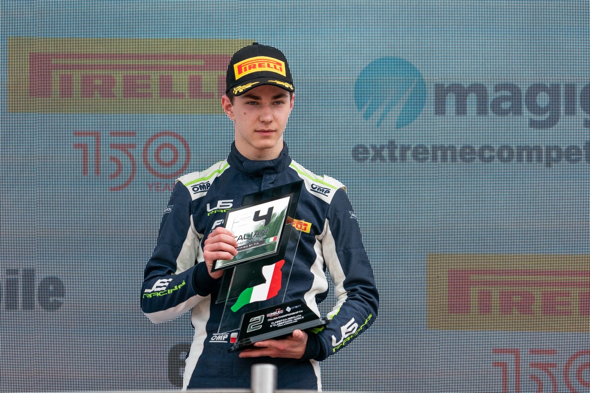Wiktor_Racing's tweet photo. Jak zapunktować pierwszy raz we włoskiej F4? Najlepiej stając od razu na podium 👍

Kacper drugi w R2 na Imoli po świetnym starcie ze swojego piątego pola.

Dzisiaj czeka nas jeszcze R3, gdzie będzie ruszać z P2. https://t.co/0KVUIB6Ih4