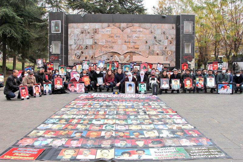 dempartiamed's tweet photo. Kimi yıllarca çocuğunun kemiklerini aradı, kimi çocuğunun cenazesini buzdolabında bekletmek zorunda kaldı, kimi evladının kemiklerini kargo ile aldı. Bunca acıya rağmen mücadele etmekten hiç vazgeçmeyen annelere en güzel hediyemiz; özgürce yaşanacak bir ülkedir.
#AnnelerGünü https://t.co/QEuW7Z4v6x