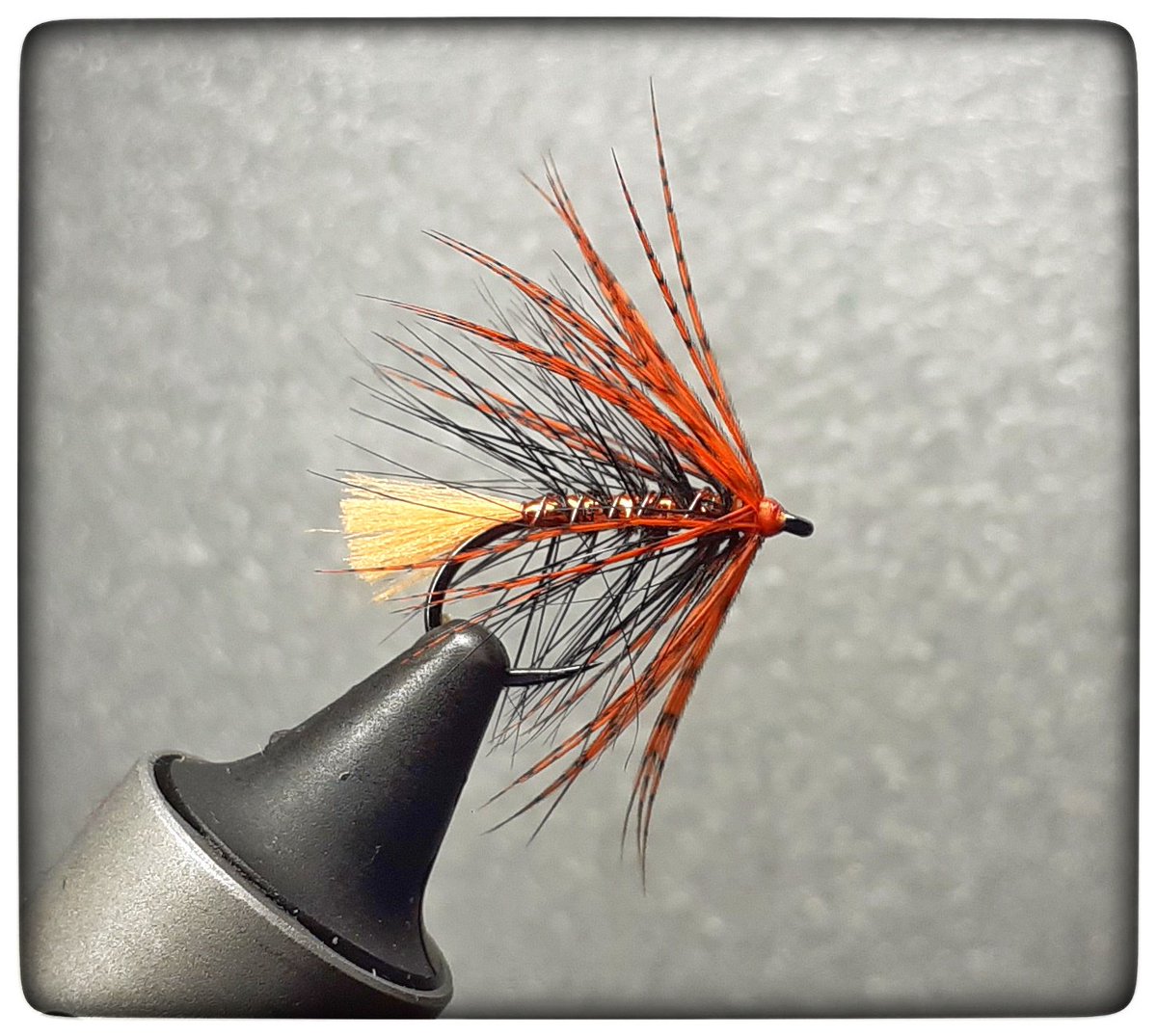 HillendDabbler's tweet photo. Sunday morning coffee and vice time with feather thread and tinsel!
#flytying #flybench #flytyinguk https://t.co/69zZfmcVru