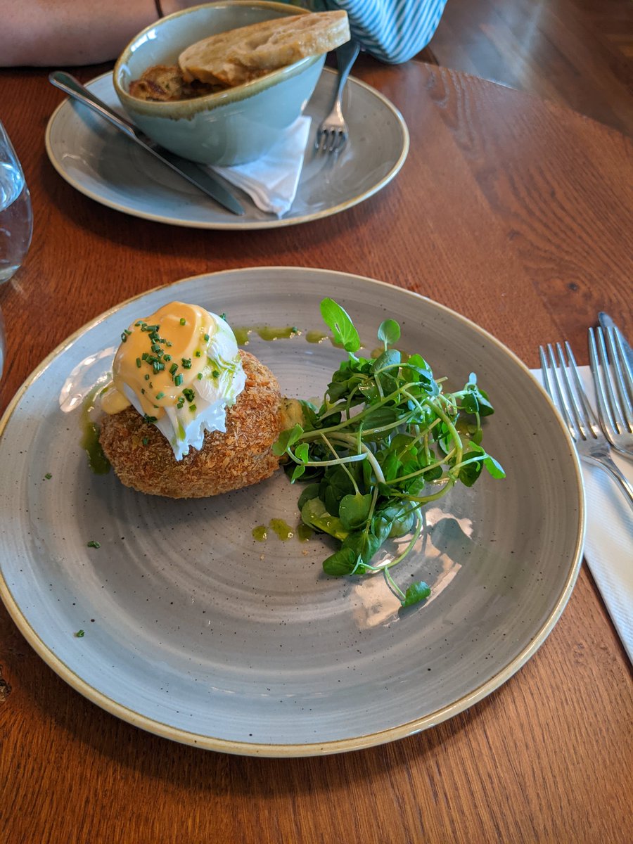 Day out in S-u-A with <a href="/classicpedant/">Suze 💙</a>. Not usually a massive Shakespeare fan but <a href="/TheRSC/">The RSC</a> Henry VI:Rebellion was excellent! Food upstairs was good too!