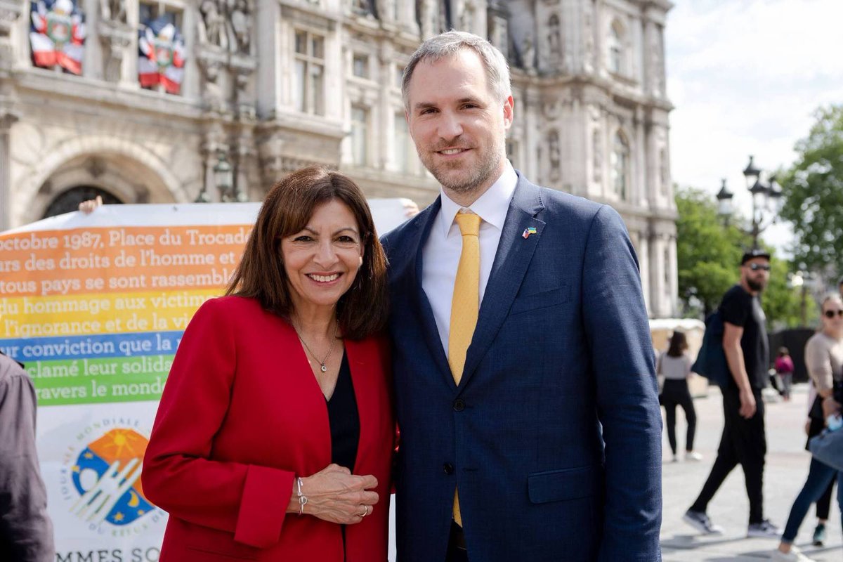ZdenekHrib's tweet photo. Primátorka Paříže @Anne_Hidalgo bojuje za město krátkých vzdáleností, město přívětivé k lidem. To máme společné. Oceňuji na ní, že má odvahu dělat věci správně, ne populisticky. Bylo to inspirativní setkání, děkuji za pozvání! 🇫🇷🇨🇿 https://t.co/RAH4EMPDoh
