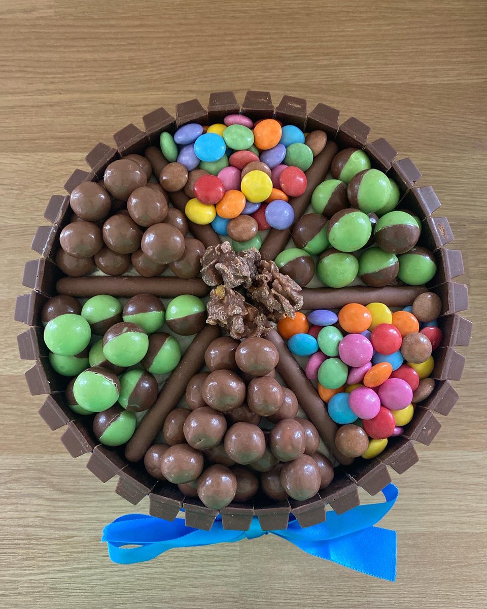 saddleworthbake's tweet photo. Love these cakes! This was for 12 year old Alfie’s birthday - vanilla sponge & buttercream, with Kitkats, Maltesers, Mint Aero Bubbles & Crunchie Rocks😋😋 #kitkatcake #birthdaycake #12thbirthday #saddleworth #oldham #baking https://t.co/Srm9f1KdYz