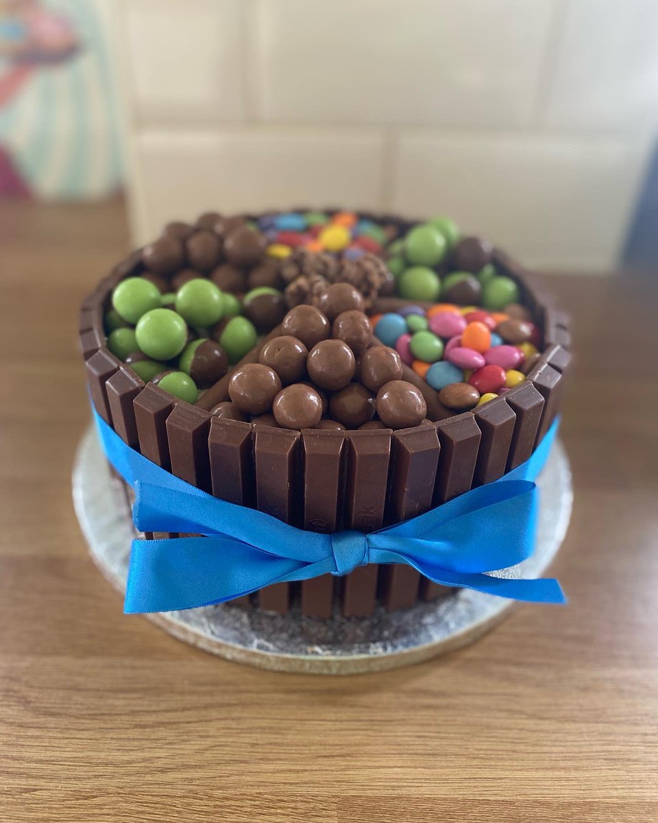 saddleworthbake's tweet photo. Love these cakes! This was for 12 year old Alfie’s birthday - vanilla sponge & buttercream, with Kitkats, Maltesers, Mint Aero Bubbles & Crunchie Rocks😋😋 #kitkatcake #birthdaycake #12thbirthday #saddleworth #oldham #baking https://t.co/Srm9f1KdYz