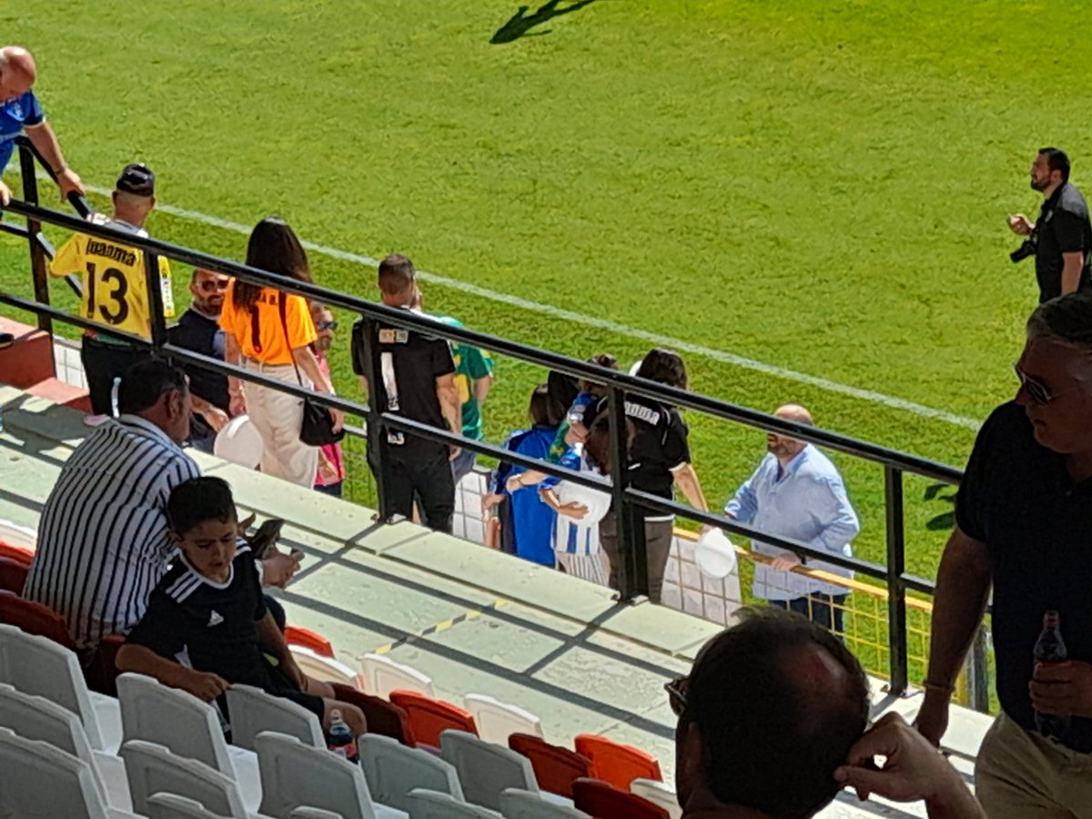 Venidos desde Don Álvaro, numerosos familiares del técnico, <a href="/juanmabarrero_1/">JUANMA BARRERO</a>, le apoyan desde la grada del Romano José Fouto con camisetas con su nombre.