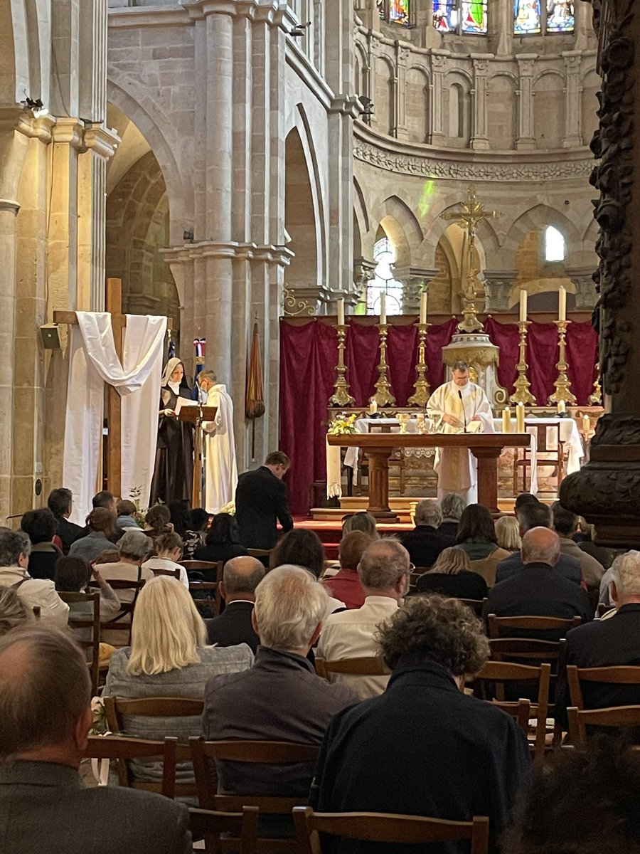 alainhoupert's tweet photo. Magnifique messe en la collégiale de Beaune à l’occasion du souvenir du #8mai1945 https://t.co/hBPXJFMqiL