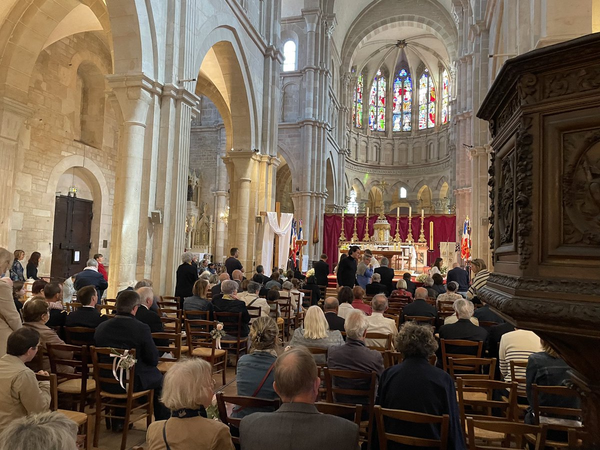 alainhoupert's tweet photo. Magnifique messe en la collégiale de Beaune à l’occasion du souvenir du #8mai1945 https://t.co/hBPXJFMqiL