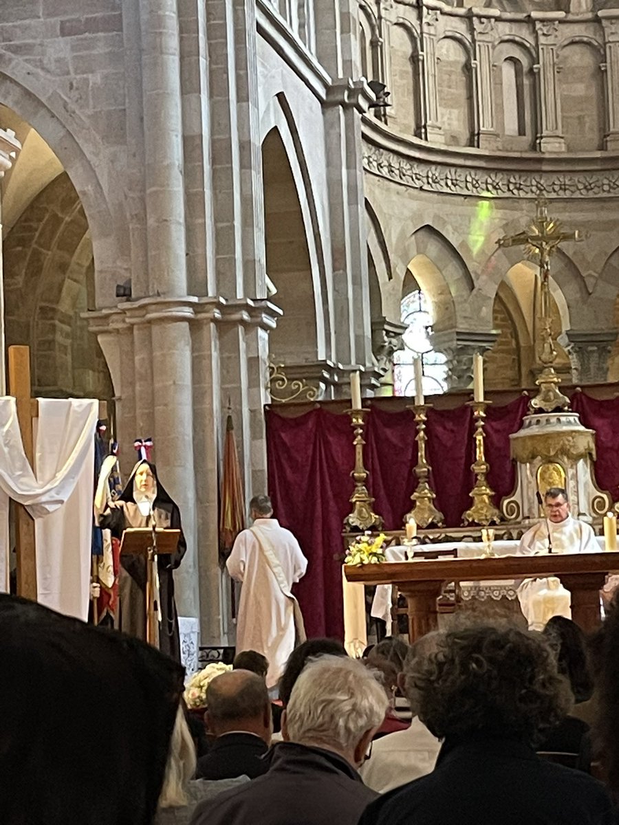 alainhoupert's tweet photo. Magnifique messe en la collégiale de Beaune à l’occasion du souvenir du #8mai1945 https://t.co/hBPXJFMqiL