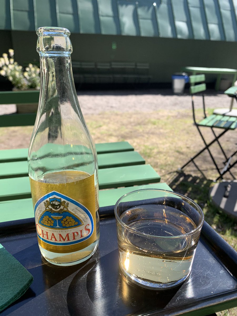 johannars's tweet photo. Livets nektar! #champis https://t.co/lUeneTDMUV