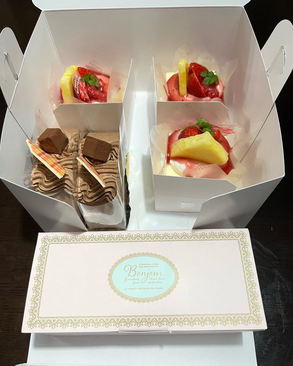 oka2705's tweet photo. 5月8日🌹
母の日ということでピンク色の紐で練習をしました!
母には、ケーキとマカロンをプレゼントしました✌️😊
母ちゃんいつもありがとう✨
#母の日
#母の日プレゼント
#mizunofootball
#zeroglide
#ピンク https://t.co/dD2dUU51Yg