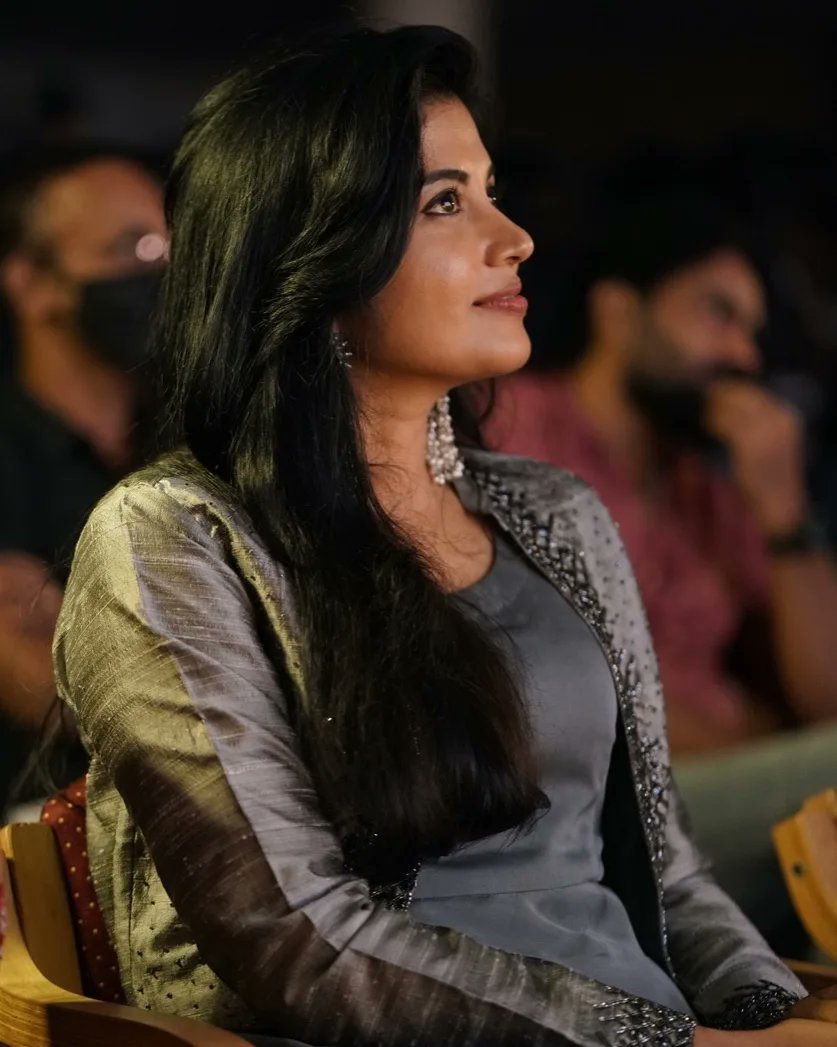 HairBotAI's tweet photo. #HairOfTheWeek by #HairBotAI featuring @SshivadaOffcl in her jet black shiny medium length #hair
#hairstyles https://t.co/MI6JvD8pVD