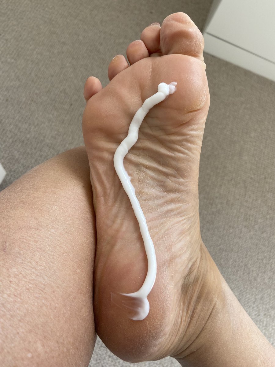 MisToniiFeet's tweet photo. Creaming my feet. They just need rubbing now. 
#creamfeet #prettyfeet https://t.co/e4GEfH1loa