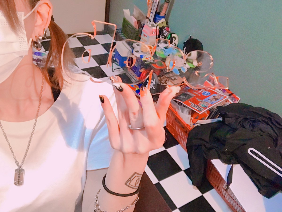 例大祭ありがとうございました🙇♀️帰宅しておりました!戦利品やいただいた素敵な作品です。行けなかったところばかりなのでまたどこかでリベンジさせてください…!
2枚目はうぉるさんから頂いたハッピープレゼント、3枚目はサイレントで何故か作られた新刊ロゴアクリルです(なんで?)