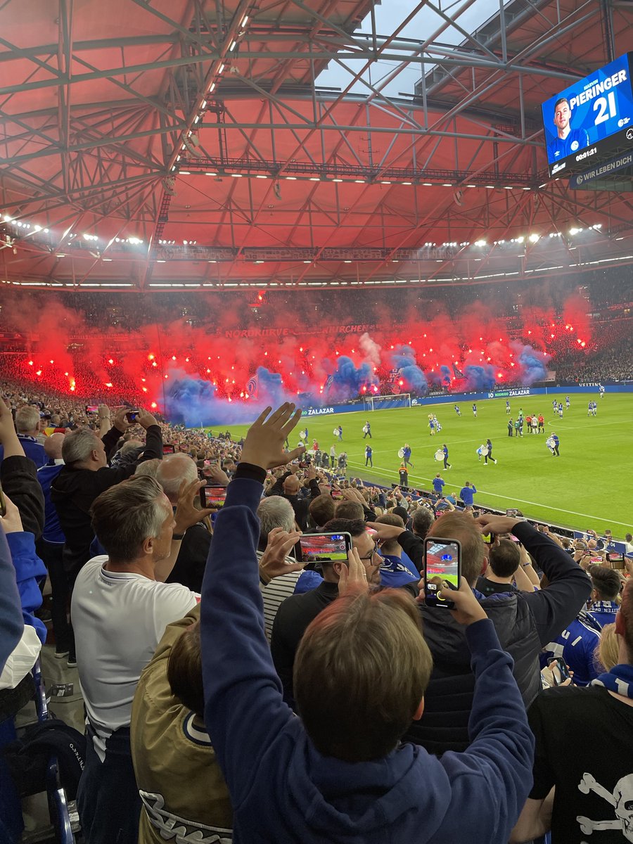 supml's tweet photo. Schalke ist aufgestiegen. Es fühlt sich nach mehr als der Korrektur eines Betriebsunfalls an. Der Verein wurde im letzten Jahr neu aufgestellt, Gräben wirklich zugeschüttet und konzentriert gearbeitet - auch bei Rückschlägen. Das tut so gut und macht Lust auf die Zukunft. #S04 https://t.co/YYl369BDBo