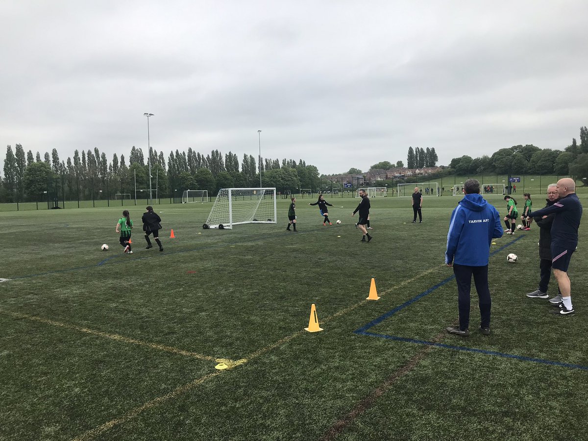 Cheshire_FA's tweet photo. COACH DEVELOPMENT | We initially explored how a team of coaches can manage a session looking at ‘Parallel’ practices. We have now moved outside to look at the practices with @Welburn1 &amp; Winsford Diamonds u11 Athletic Girls https://t.co/gtCGEpKmXw