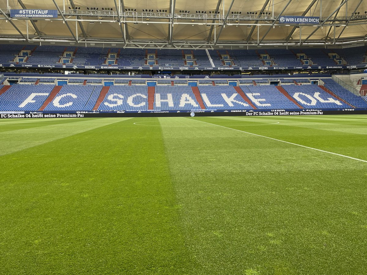 supml's tweet photo. Schalke ist aufgestiegen. Es fühlt sich nach mehr als der Korrektur eines Betriebsunfalls an. Der Verein wurde im letzten Jahr neu aufgestellt, Gräben wirklich zugeschüttet und konzentriert gearbeitet - auch bei Rückschlägen. Das tut so gut und macht Lust auf die Zukunft. #S04 https://t.co/YYl369BDBo