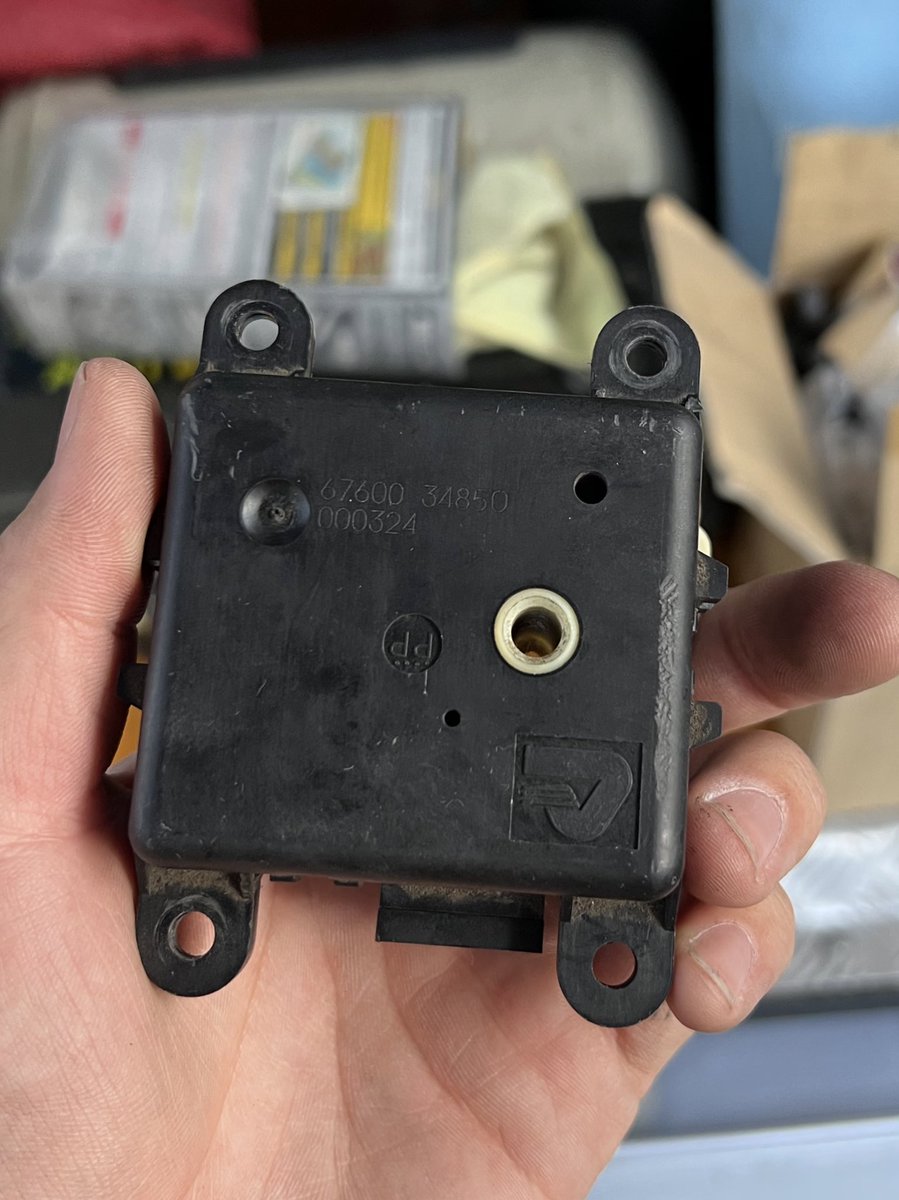 nc1730_rarabai's tweet image. ステージア c34  
エアミックスアクチュエーター 援募

壊れてても大丈夫です。

予備で持ってる方などおりましたら譲っていただけると助かります。

 #拡散希望  #ステージア  #WGNC34
 #WGC34  #260RS